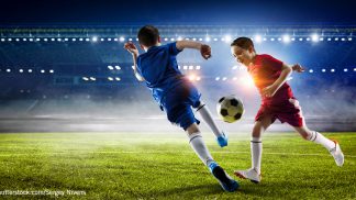 SHU_cSergey-Nivens_2018_Fussball-Stadion-Flutlicht-Kinder.jpg